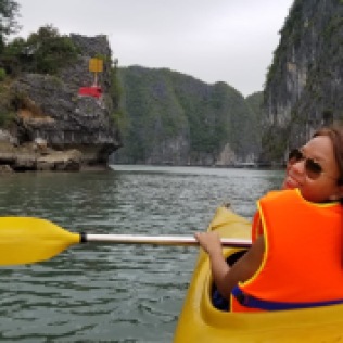 Kayak dans la baie d'Ha Long